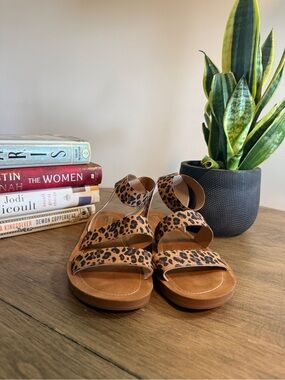 Women's Leopard Print Strappy Flat Sandals - Tan